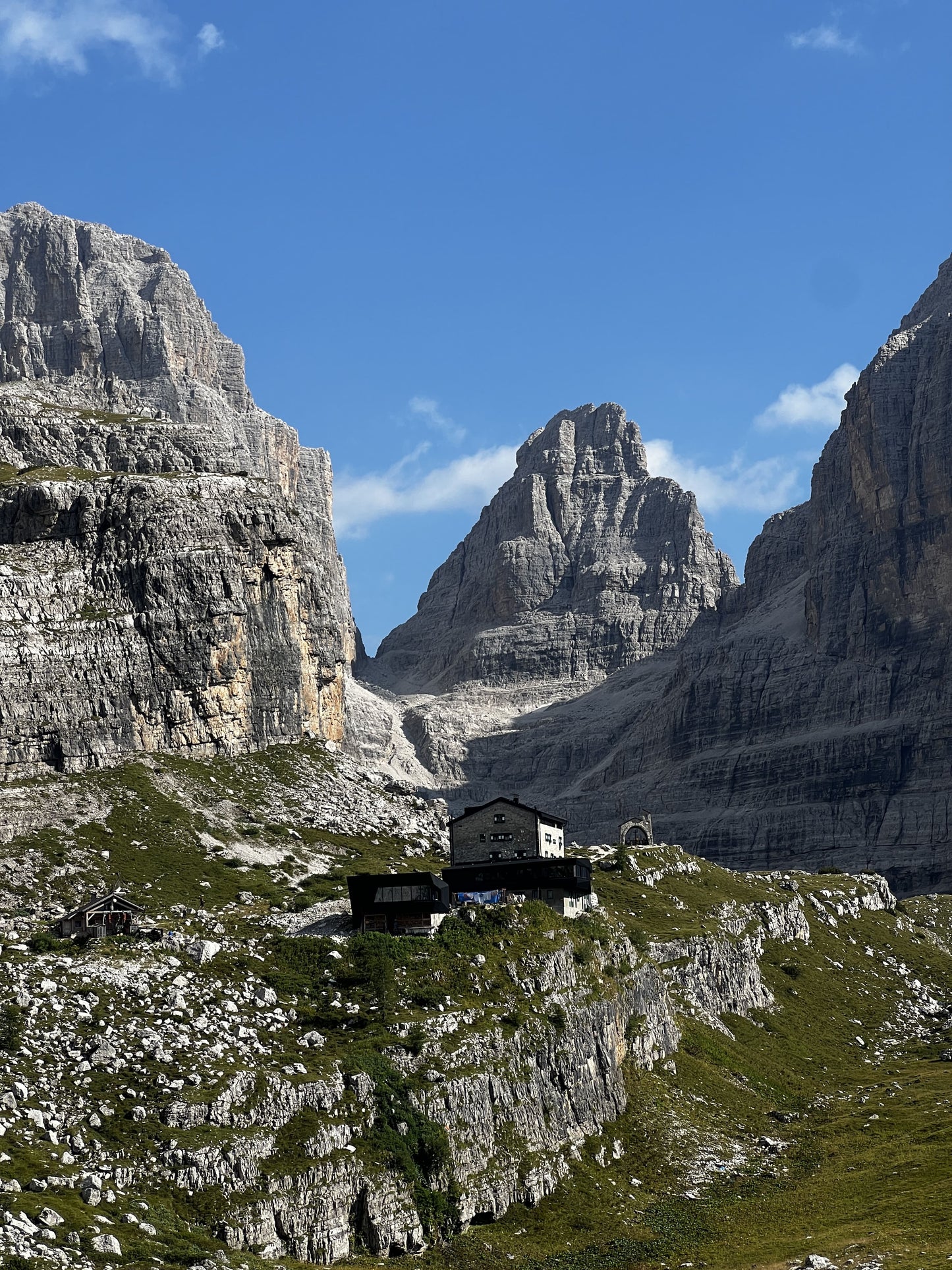 Nel cuore delle Dolomiti di Brenta: escursione, pranzo in Rifugio Brentei e cascate Vallesinella π₯Ύπ²π - Dolomist