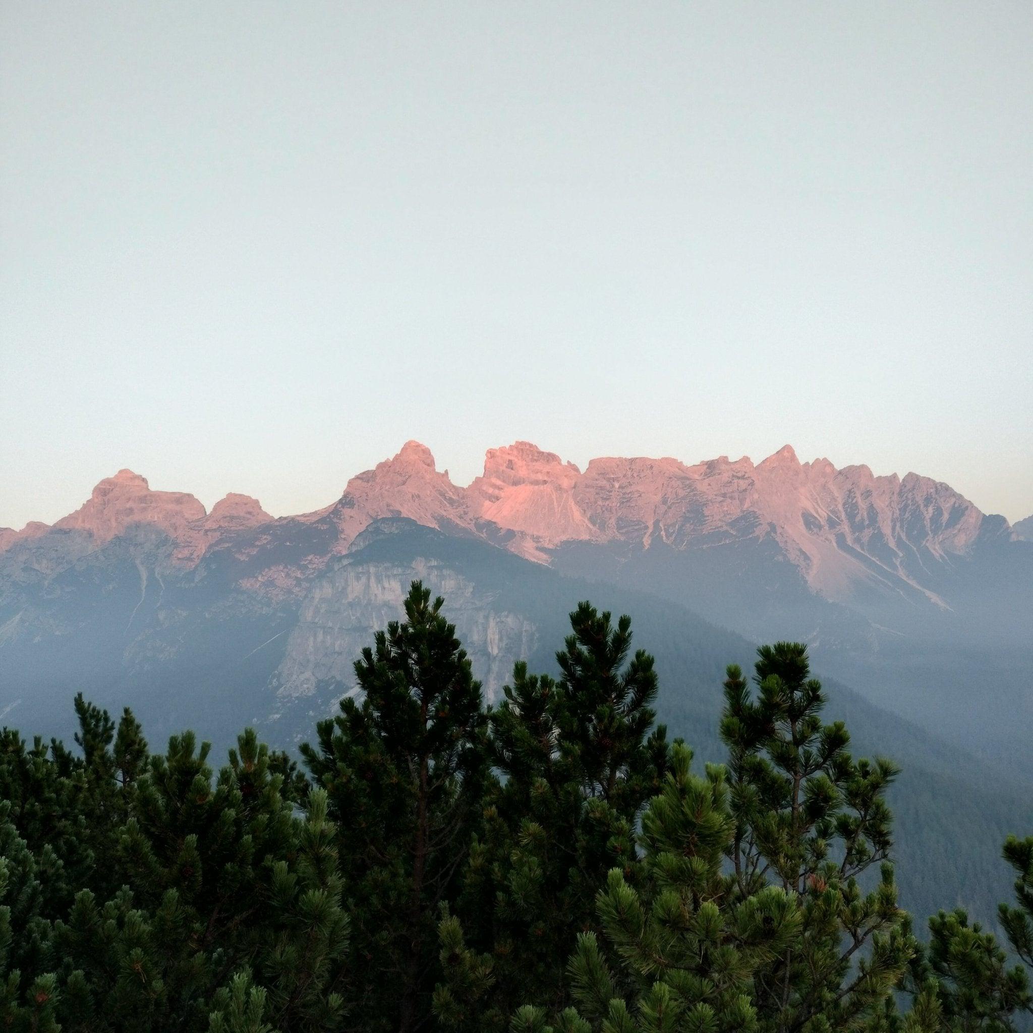 Notte in Rifugio Sora'l Sass e yoga all'alba nelle Dolomiti 🍝🏡🧘🏽♀️ - Dolomist