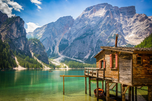 Lago di Braies con la Croda del Becco — punto di partenza dell'Alta Via 1 delle Dolomiti