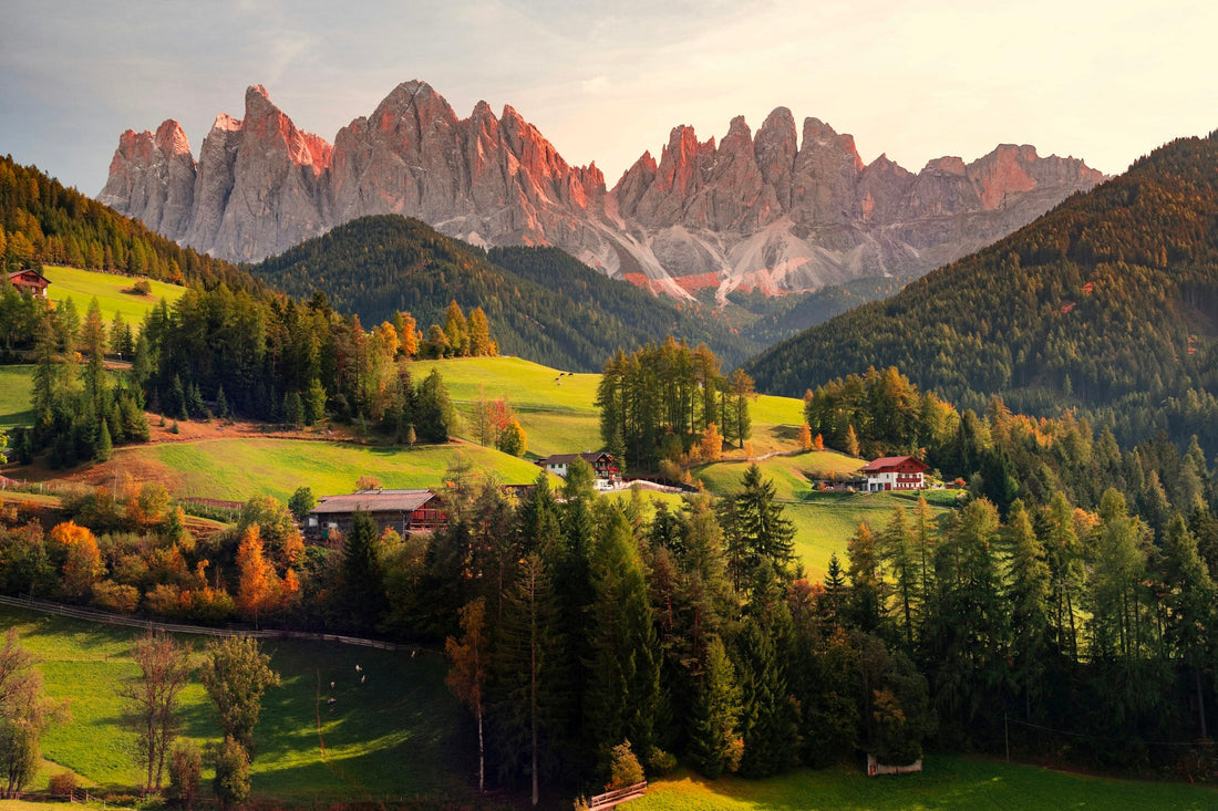 Val di Funes in ottobre: masi e larici dorati sotto le Odle