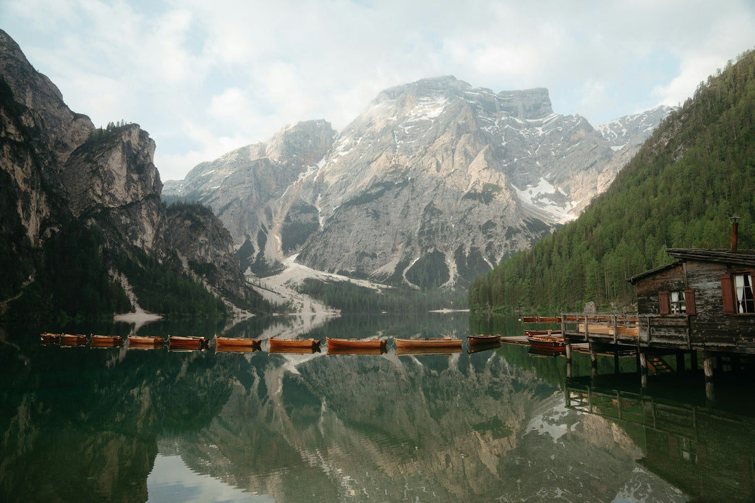 Lago di Braies all'alba con le barche di legno e la Croda del Becco — raggiungibile in bus 442 da Dobbiaco