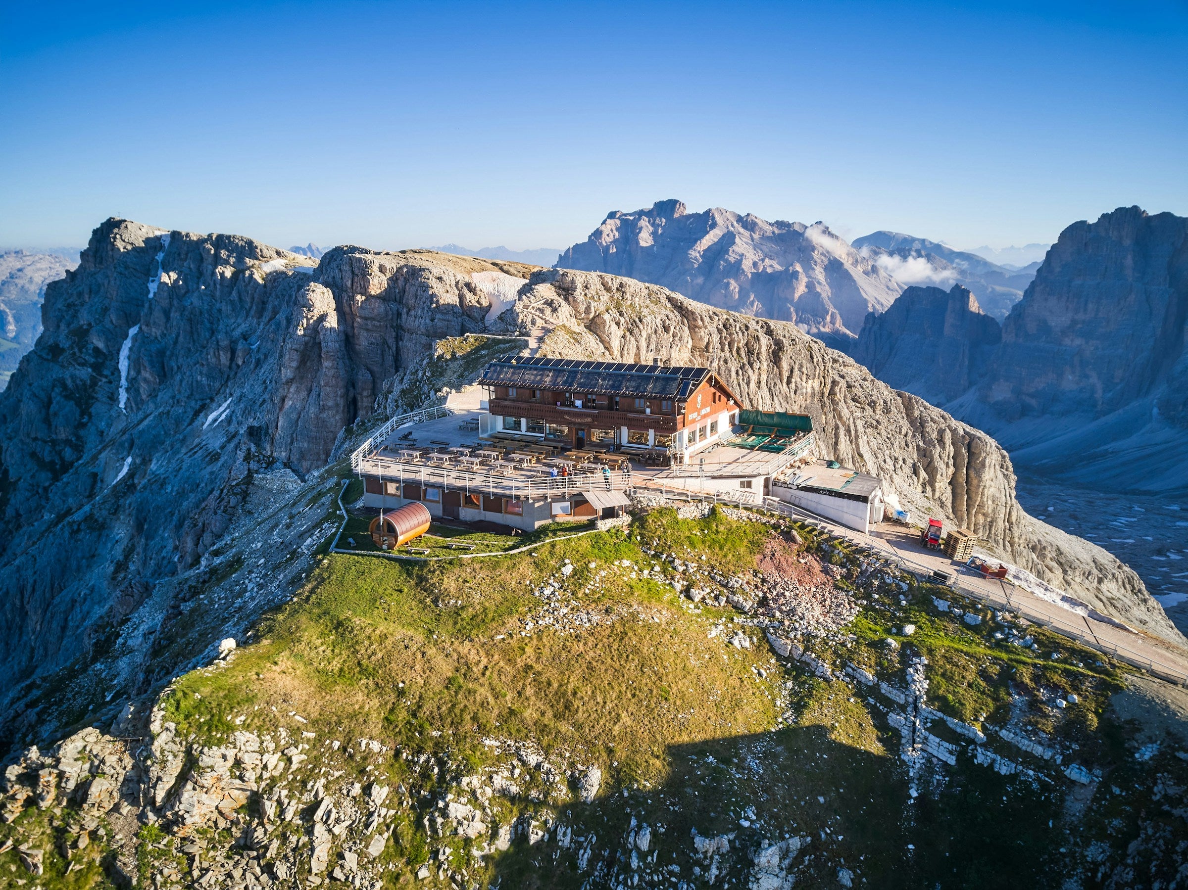 Rifugio Lagazuoi (2.752 m) lungo l'Alta Via 1 delle Dolomiti - Dolomist