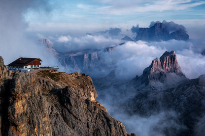 Rifugio Lagazuoi sopra un mare di nuvole lungo l'Alta Via 1 delle Dolomiti - Dolomist