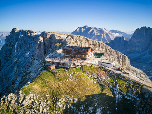 Rifugio Lagazuoi (2.752 m) lungo l'Alta Via 1 delle Dolomiti - Dolomist