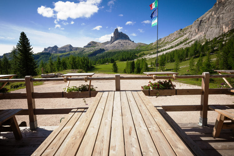 Terrazza di un rifugio con vista sul Becco di Mezzodì, Alta Via 1 delle Dolomiti - Dolomist