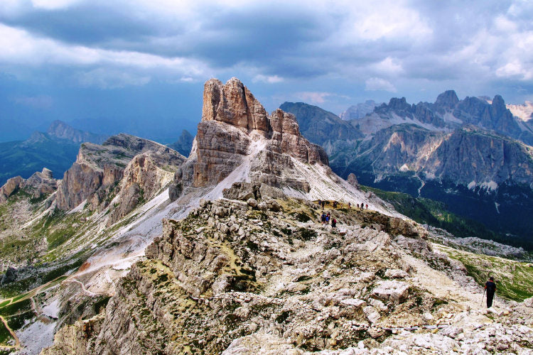 Escursionisti verso il Rifugio Nuvolau lungo l'Alta Via 1, Dolomiti - Dolomist