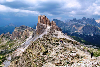 Escursionisti verso il Rifugio Nuvolau lungo l'Alta Via 1, Dolomiti - Dolomist