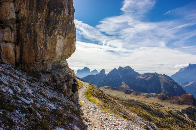 Escursionista sul sentiero dell'Alta Via 1 sotto le pareti del Lagazuoi, Dolomiti - Dolomist