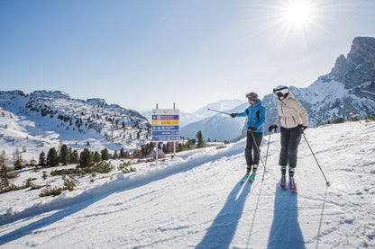 Sciatori sulle piste del Dolomiti Superski durante il Gourmet Peaks Ski Safari