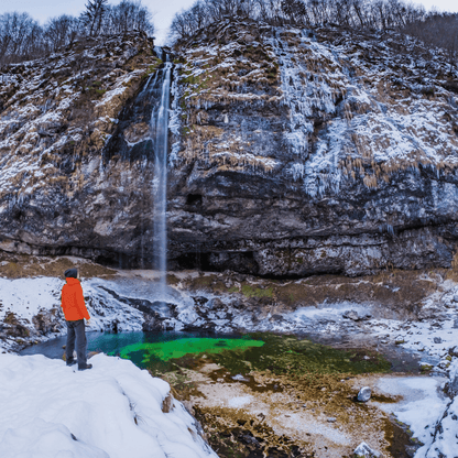 Schneeschuhwandern zu den Montasio-Hütten und magischen Wasserfällen