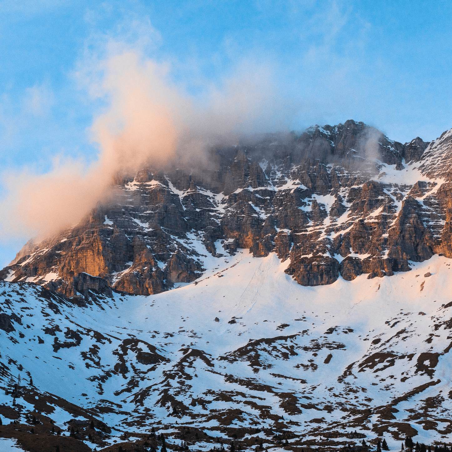 Schneeschuhwandern zu den Montasio-Hütten und magischen Wasserfällen