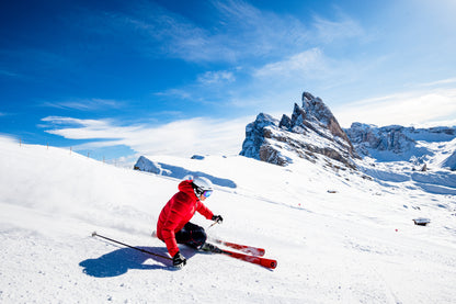 Sciatori sotto le Odle e il Seceda in inverno, Val Gardena – Ski Safari Dolomist