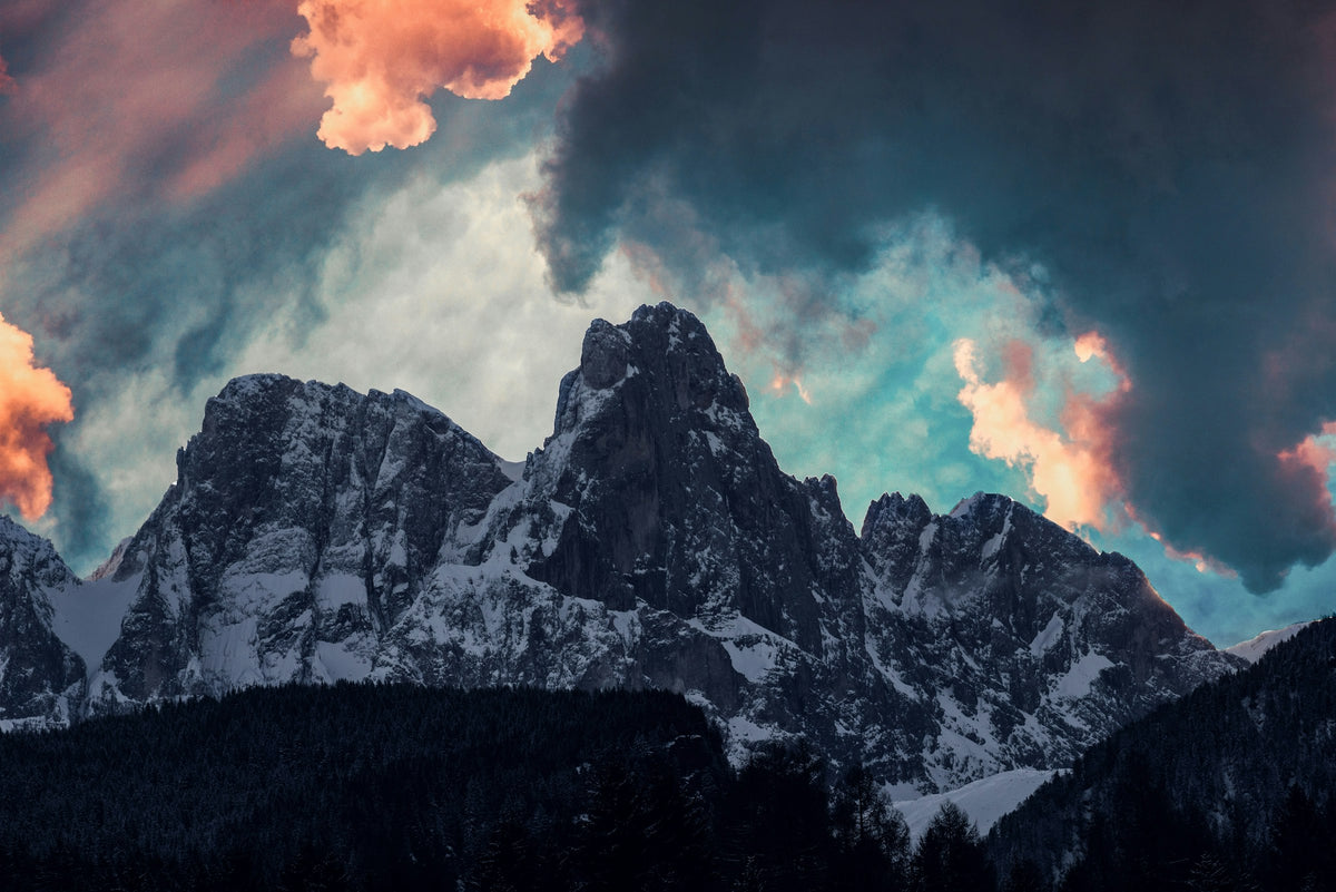 Cime innevate al tramonto sopra Vigo di Fassa, Val di Fassa, Dolomiti