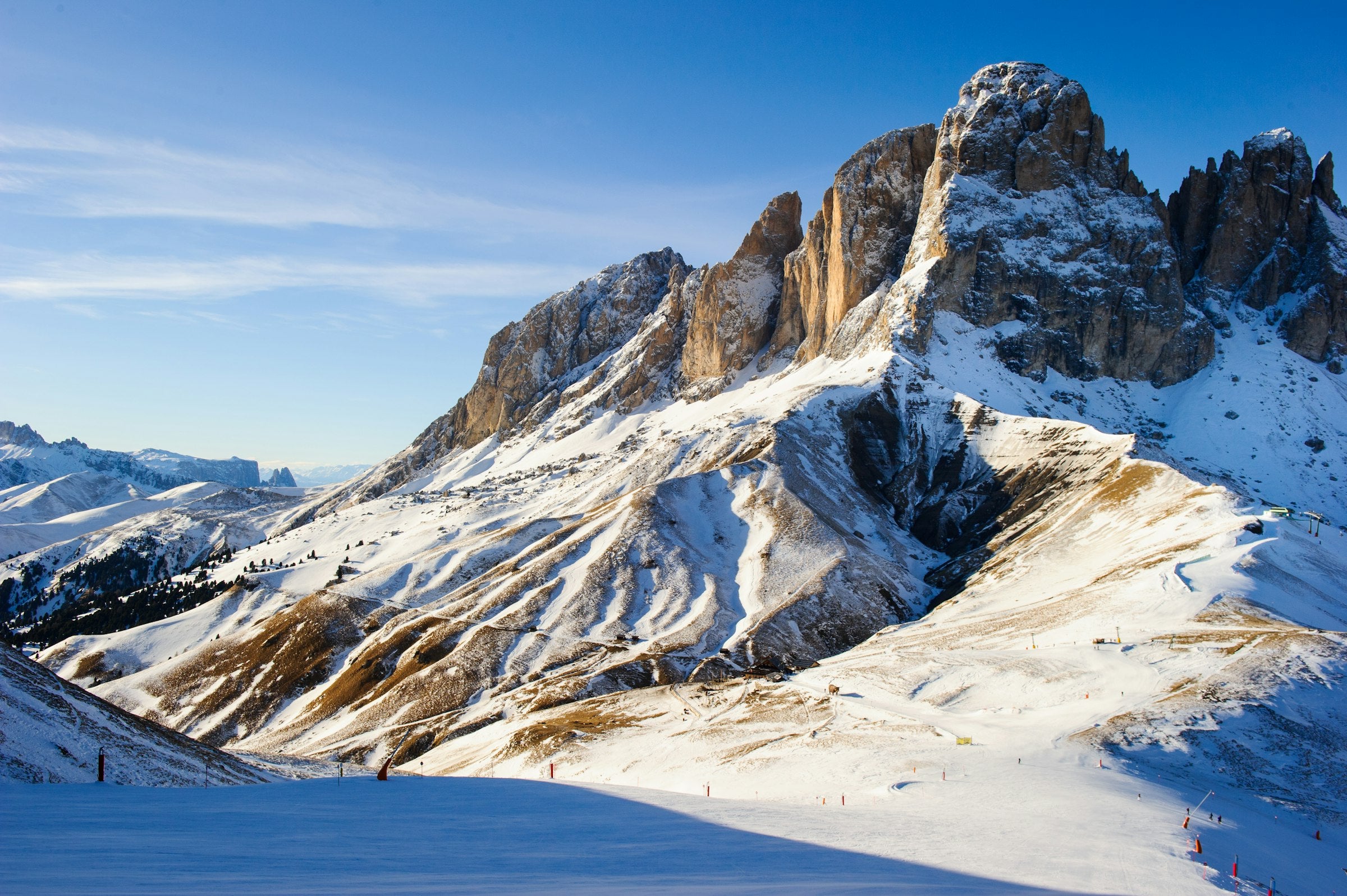 Pista da sci soleggiata in Val Gardena con le Dolomiti sullo sfondo