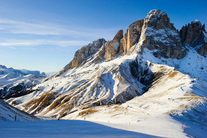 Pista da sci soleggiata in Val Gardena con le Dolomiti sullo sfondo