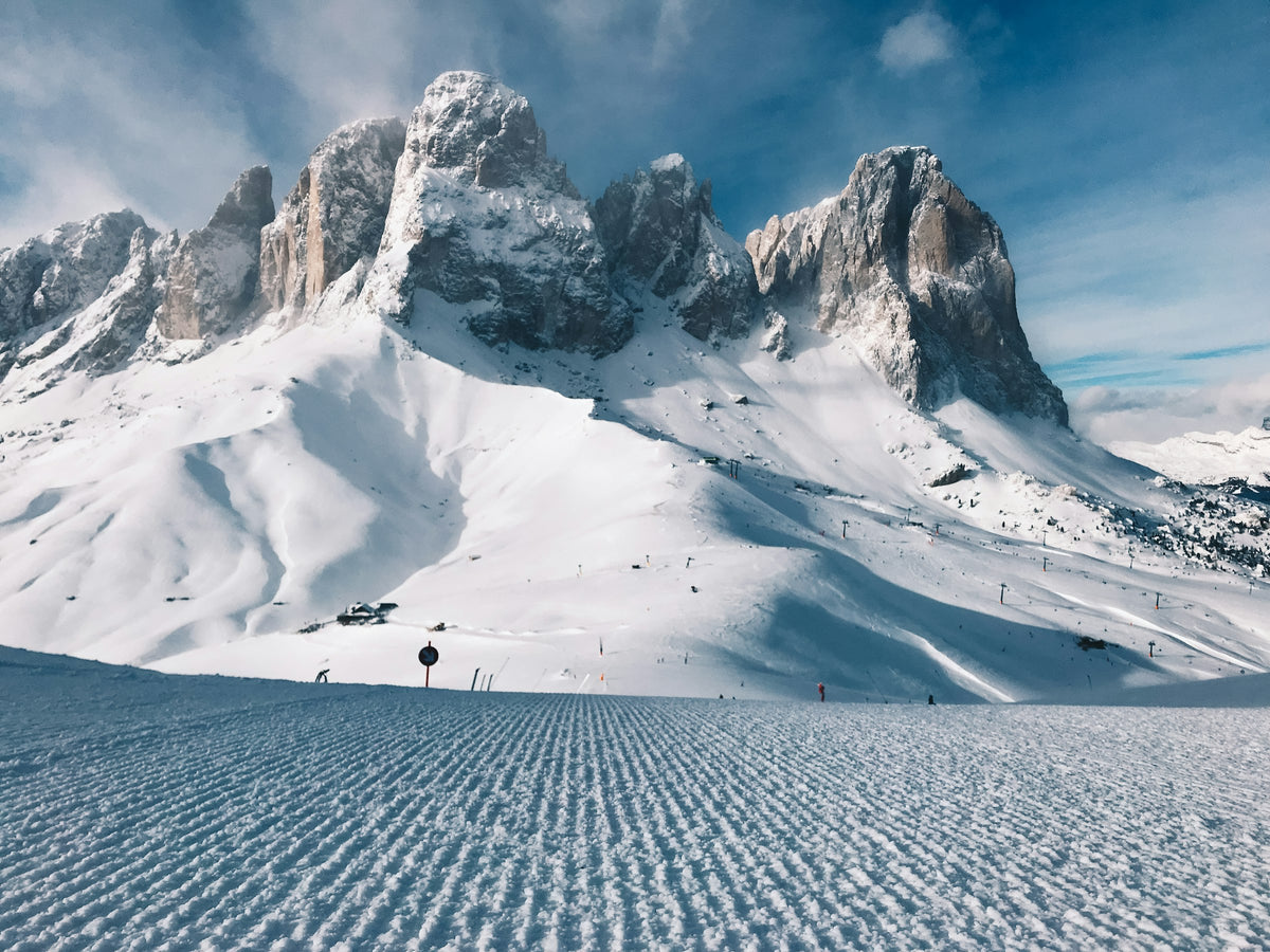 Pista appena battuta sotto il Sassolungo lungo la Sellaronda, Dolomiti in inverno