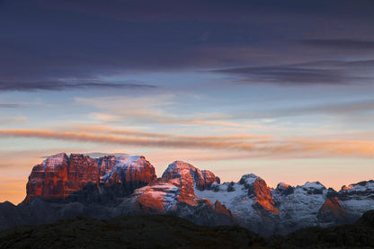 Dolomiti di Brenta innevate al tramonto sopra Madonna di Campiglio