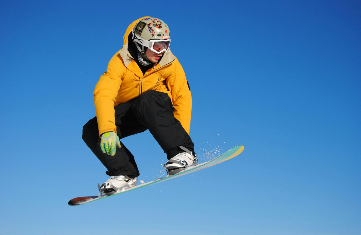 Snowboarder in salto sulle nevi del Passo del Tonale, Ponte di Legno