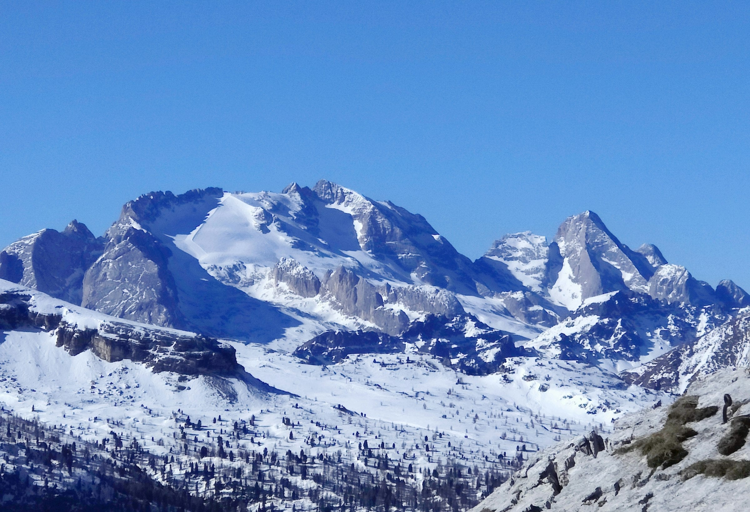 La Marmolada, Regina delle Dolomiti, con il ghiacciaio innevato in pieno inverno