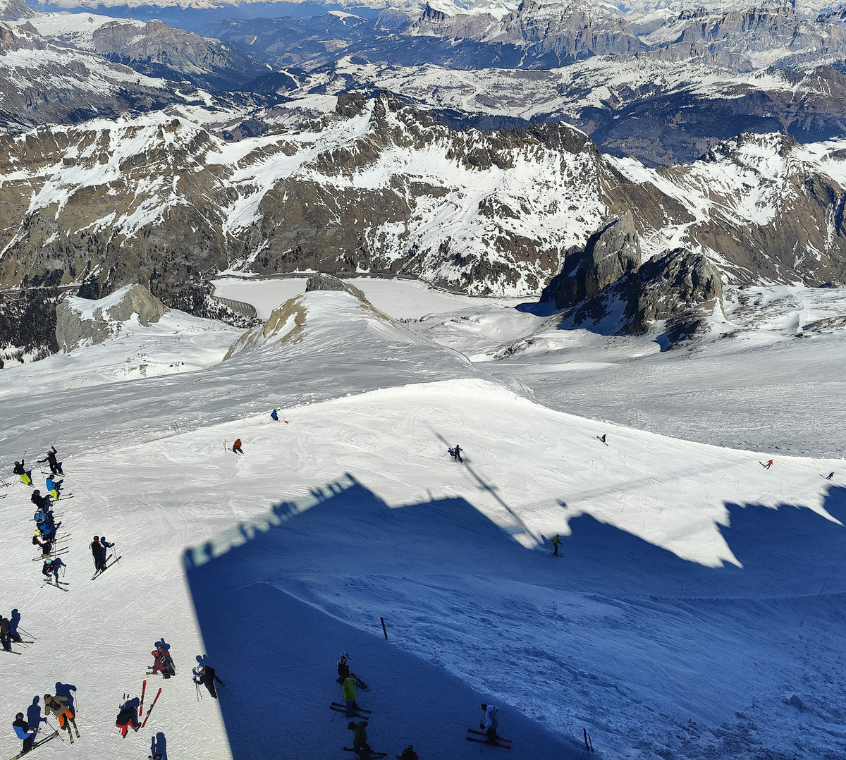 Sciatori sulla pista del ghiacciaio della Marmolada, Canazei