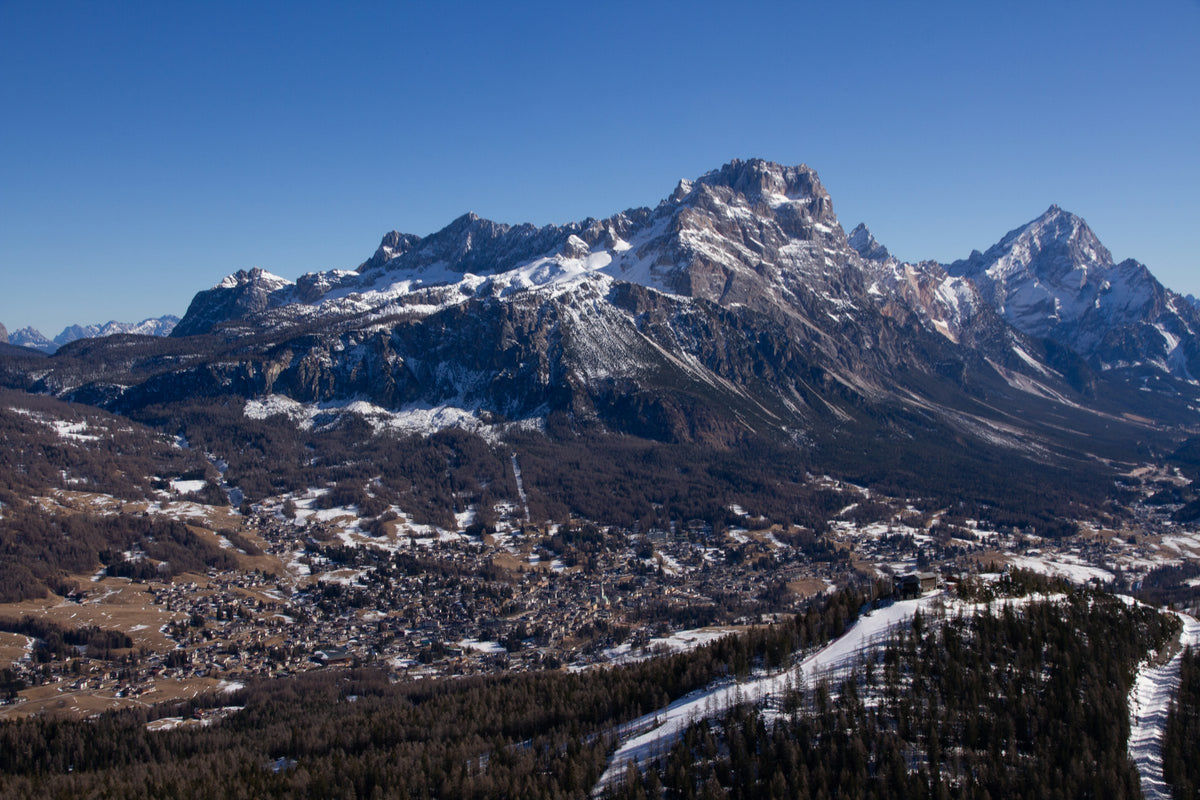 Cortina d'Ampezzo in inverno vista dall'alto, punto di partenza dello ski safari